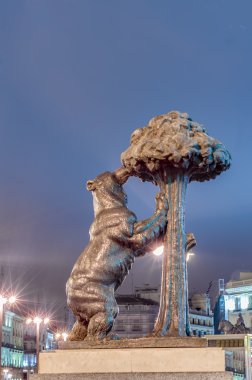 Ayı ve kocayemiş heykel Madrid, İspanya.