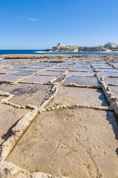 Saltdammar nära qbajjar i gozo, malta. — Stockfoto