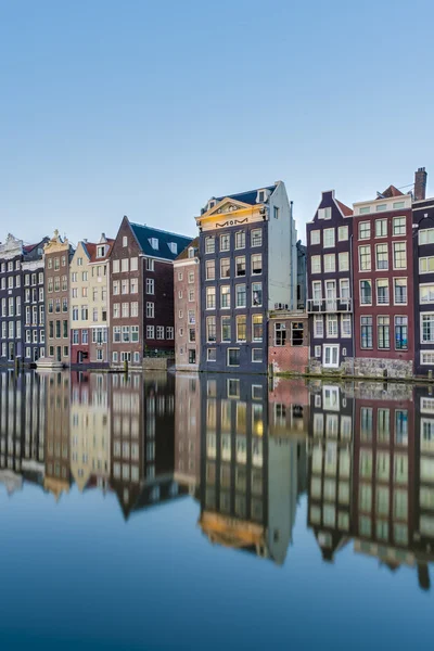 The Damrak canal in Amsterdam, Netherlands. — Stock Photo, Image