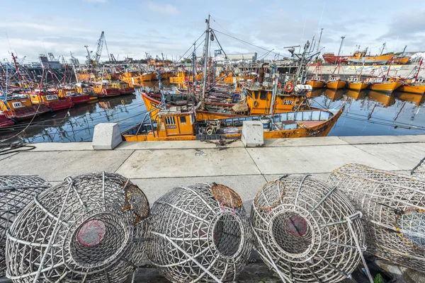 Oranje vissersboten in mar del plata, Argentinië — Stockfoto
