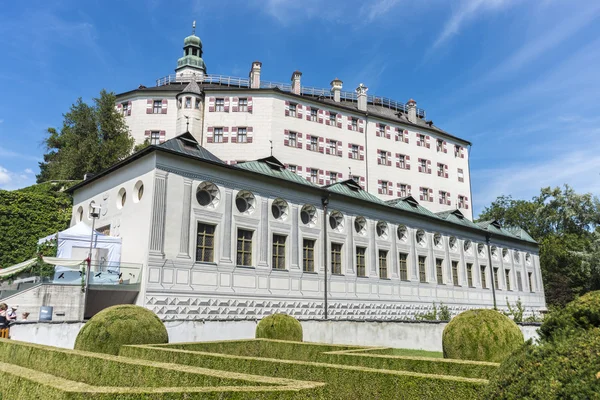 Amras Kasteel in de buurt van innsbruck, Oostenrijk. — Stockfoto