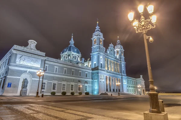 Katedralen Almudena i Madrid, Spanien. — Stockfoto