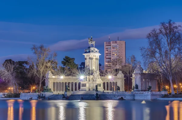 Der große weiher auf pensiro park in madrid, spanien. — Stockfoto