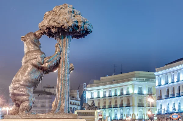 Estátua de Urso e Morango em Madrid, Espanha . — Fotografia de Stock