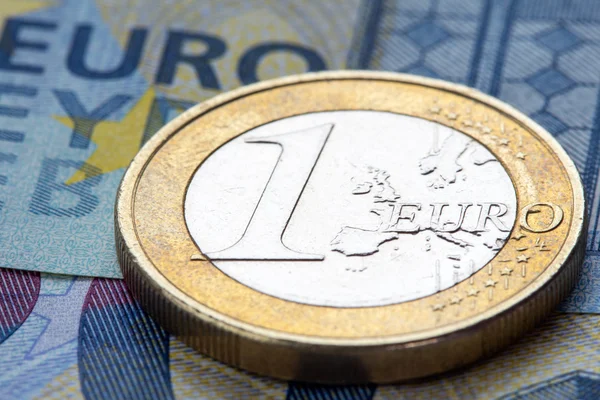 Euro moneta su venti euro note — Foto Stock