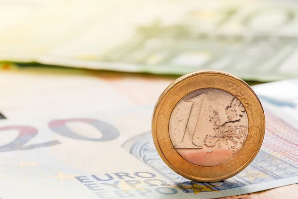 Ein-Euro-Münze auf Euro-Noten-Hintergrund. — Stockfoto