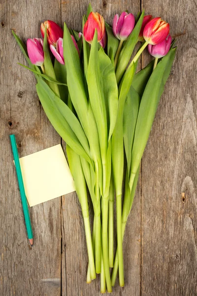 Tulip bouquet and blank sticky note — Stock Photo, Image