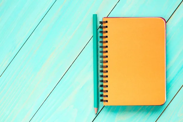 Oranžové zápisník s tužkou — Stock fotografie