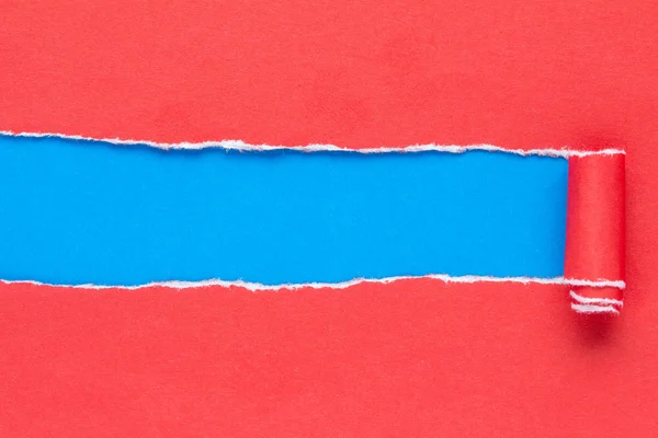 Обрывки бумаги красный на синий копия-пространство — стоковое фото