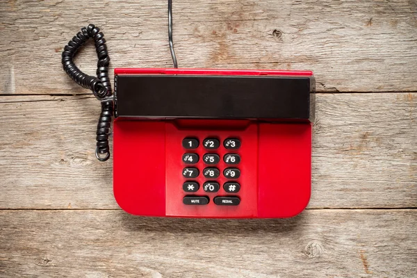 Vue de dessus du téléphone vintage rouge. — Photo