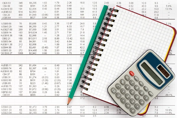 Taccuino, matita e calcolatore sul rendiconto finanziario — Foto Stock