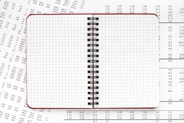 Cahier à spirale blanc et documents financiers — Photo