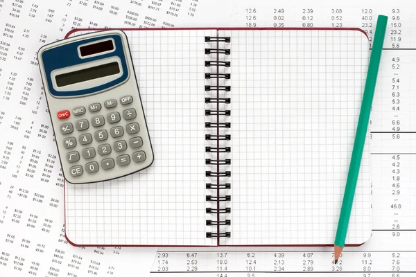 Calculatrice et cahier sur les États financiers. — Photo