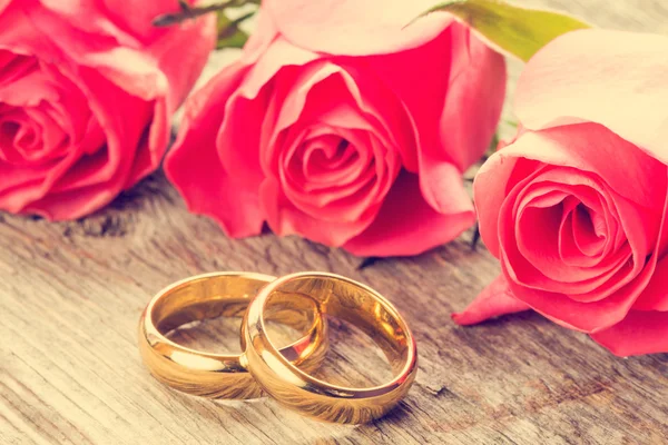 Wedding rings with pink roses — Stock Photo, Image