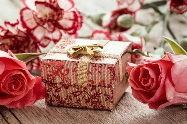Квіти і подарункова коробка — стокове фото