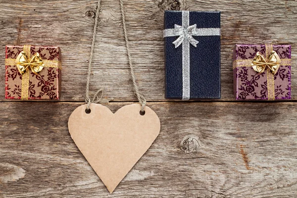 Hart-vormige tag en drie geschenkdozen — Stockfoto
