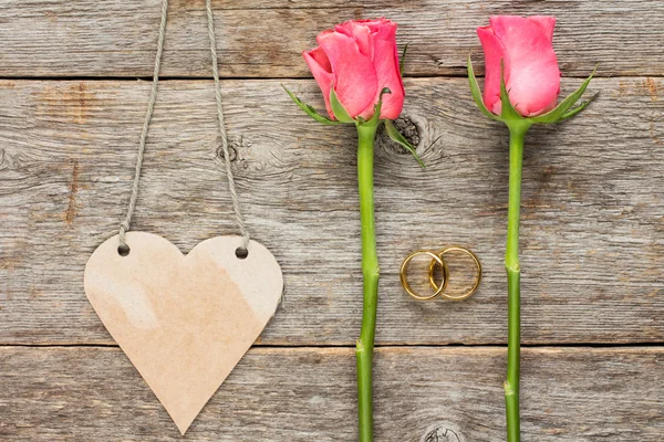 ハート型のタグ、結婚指輪とバラ — ストック写真