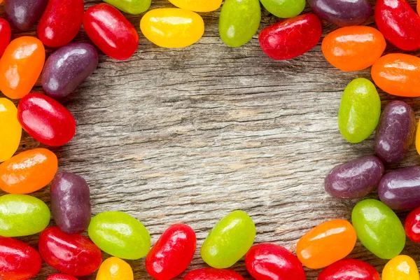 Fundo de madeira com moldura de doces — Fotografia de Stock