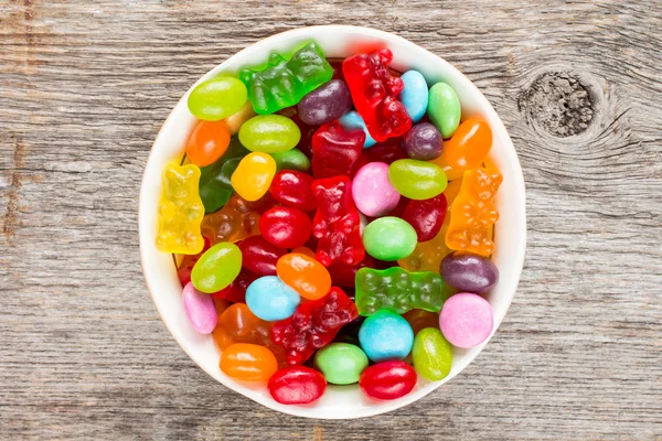 Bowl full of colorful candies. — Stock Photo, Image