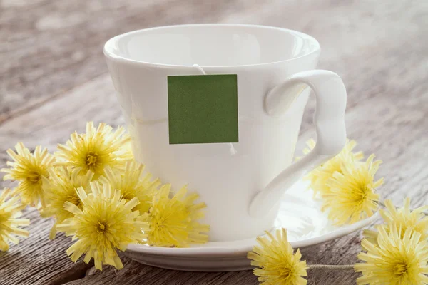 Taza de té con etiqueta en blanco. —  Fotos de Stock