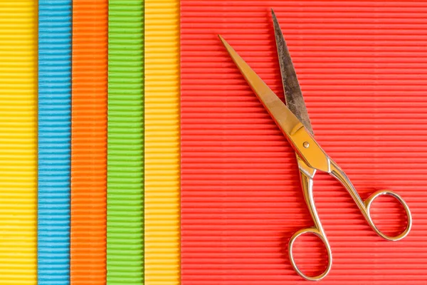 Schaar en gekleurde gegolfd papier — Stockfoto