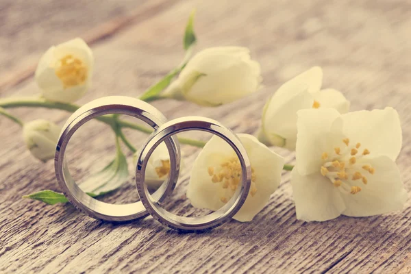 Anéis de casamento com flor selvagem — Fotografia de Stock