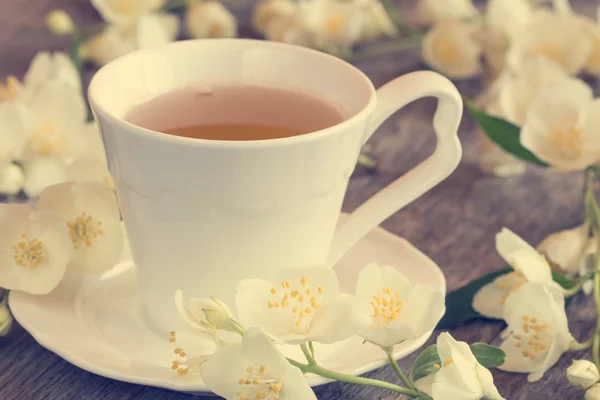 Vadvirágok és a csésze tea — Stock Fotó