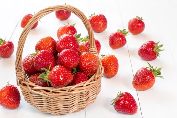 成熟的草莓在柳条篮子里. — 图库照片