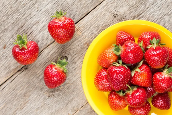 Yellow plate with fresh strawberries — Stock Photo, Image