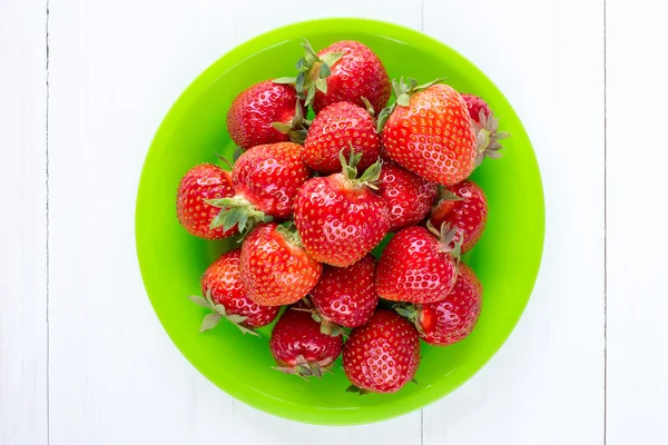 Top view of green plate with strawberries — Stock Photo, Image