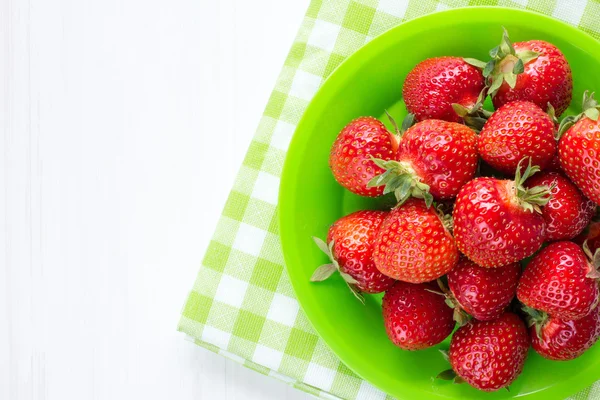 Plate with strawberries on checkered napkin — Stock Photo, Image