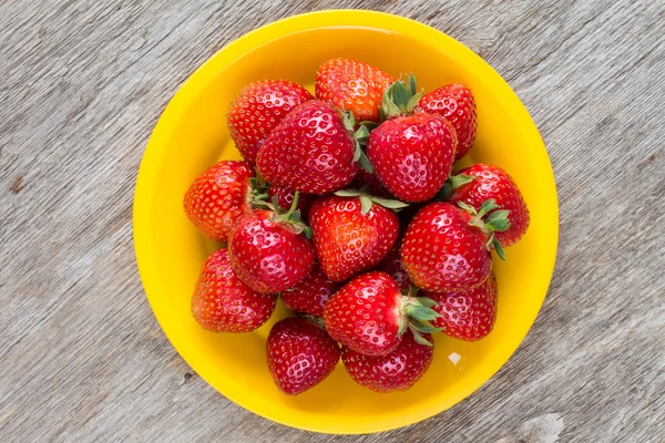 Yellow plate with red strawberries — Stock Photo, Image