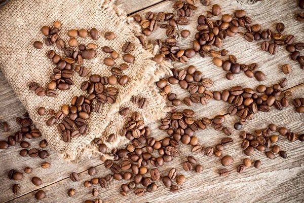 Pedaço de estopa com grãos de café — Fotografia de Stock