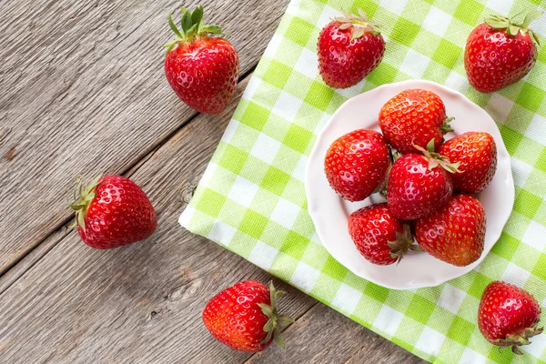 Strawberries on  checkered napkin. — Stock Photo, Image