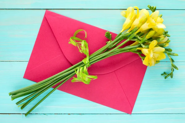 Freesias 꽃다발과 붉은 봉투 — 스톡 사진