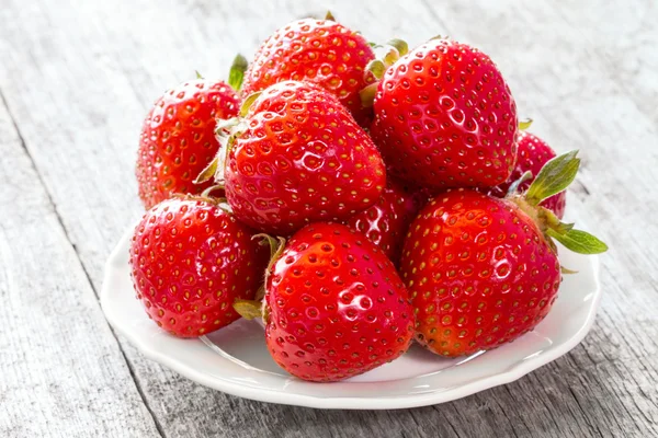 Weißer Teller mit Erdbeeren. — Stockfoto