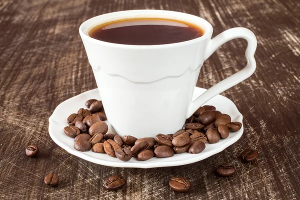 Koffiekopje met geroosterde koffiebonen. — Stockfoto