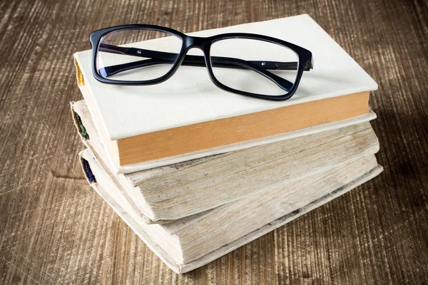 Boeken en leesbrillen. — Stockfoto