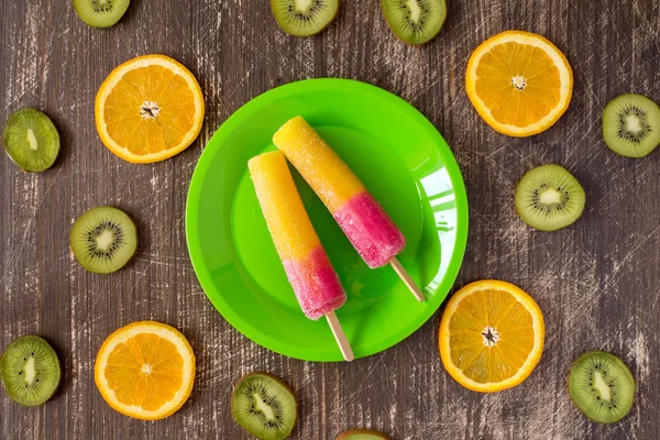 Popsicles with sliced fruits — Stock Photo, Image