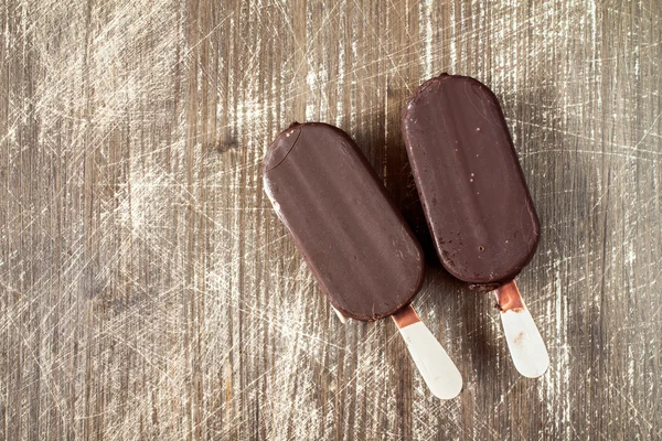 Ijs bedekt met chocolade. — Stockfoto