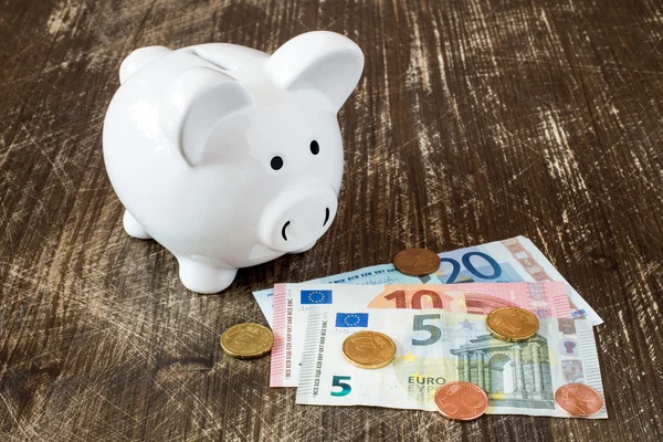 Sparschwein mit Euro-Banknoten und-Münzen. — Stockfoto