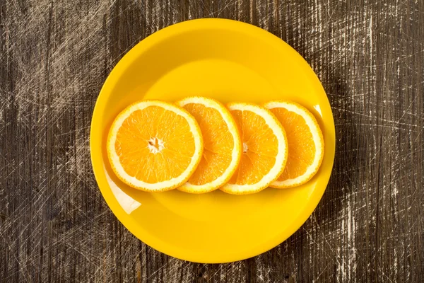 Orangenscheiben in ein gelbes Schild — Stockfoto