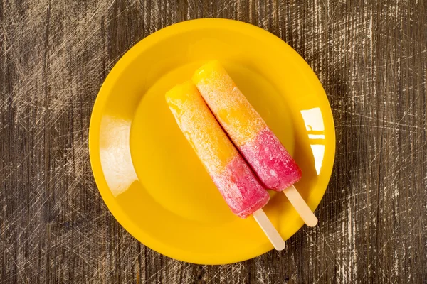 Himbeere und Orange Eis-pops — Stockfoto