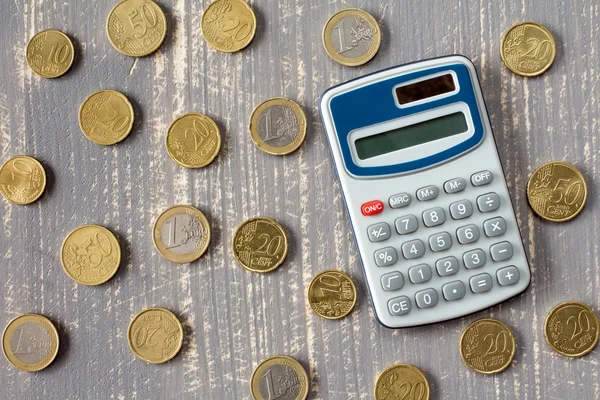 Kalkulačka a euromince. — Stock fotografie