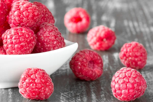 Frambuesas rojas en tazón — Foto de Stock