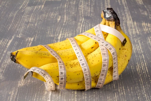Zdrowe banany z taśma pomiarowa — Zdjęcie stockowe