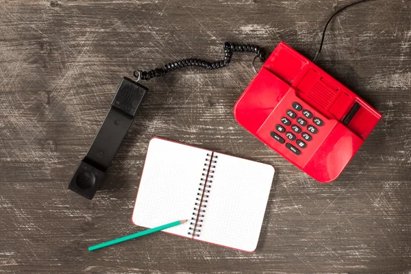 Телефон и ноутбук на деревянный стол — стоковое фото