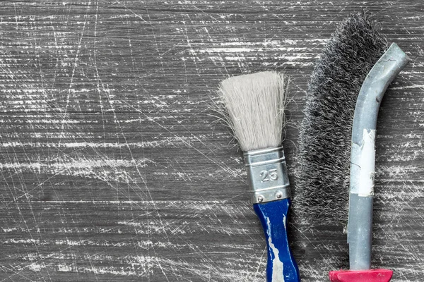 Paintbrush and wire brush. — Stock Photo, Image