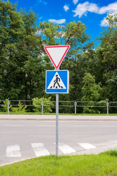 Podać sposób i krzyż znak drogowy — Zdjęcie stockowe