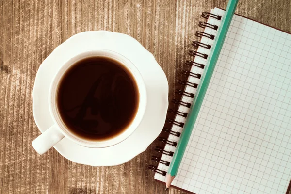 Notebook en koffie beker. — Stockfoto